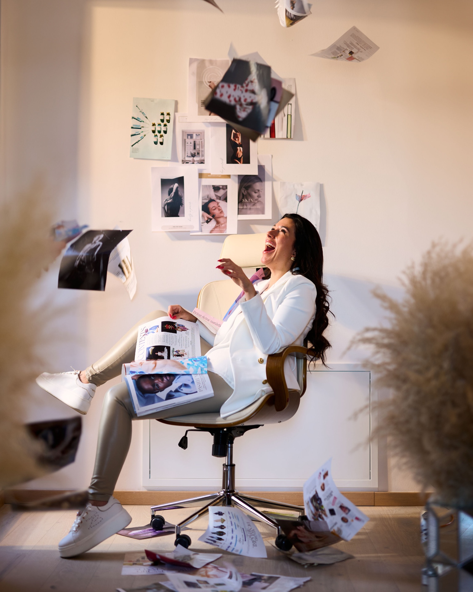 Melissa Stock lachend mit Magazinen